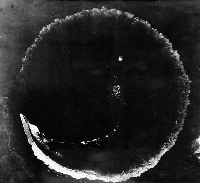 El Portaaviones Japones IJN Soryu navega en círculos durante un ataque de un Boeing B-17E Flying Fortress de la USAAF
