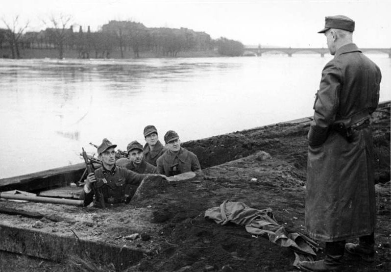 Fuerzas del Volkssturm defendiendo el Rio Oder